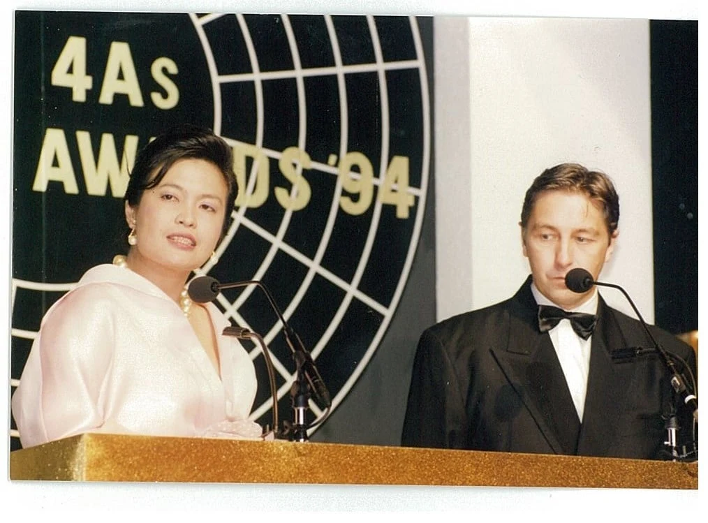 1994年,伦洁莹与Chris Kyme主持香港4As颁奖活动