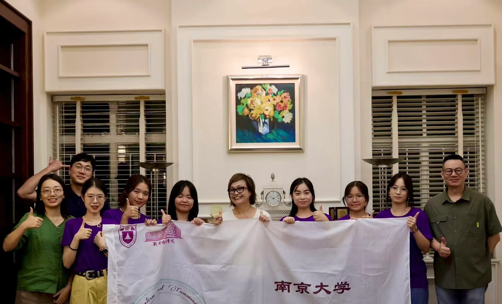 伦洁莹在香港大学与采访团队合影